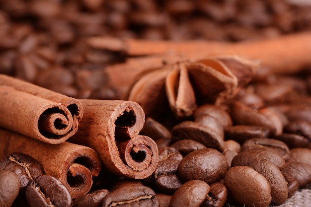 Granos de café y canela | Foto Premium