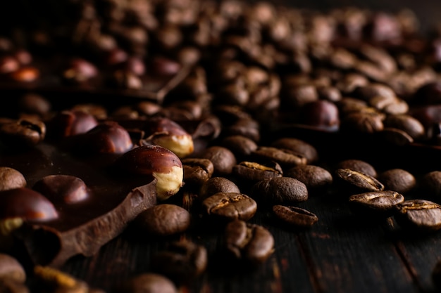 Granos De Caf Dispersados Y Chocolate Negro En Una Tabla De Madera