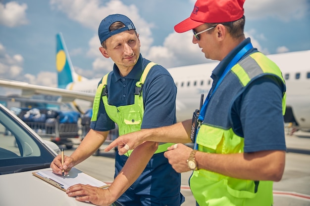 Grave Joven Trabajador Aeroportuario Cauc Sico Con Un Bol Grafo En La