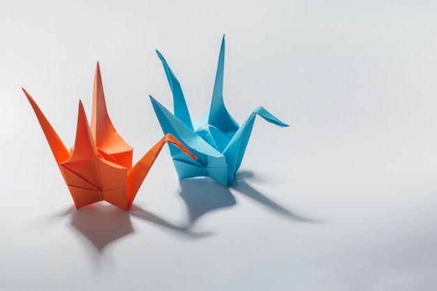 Grulla De Origami En Blanco Foto Premium