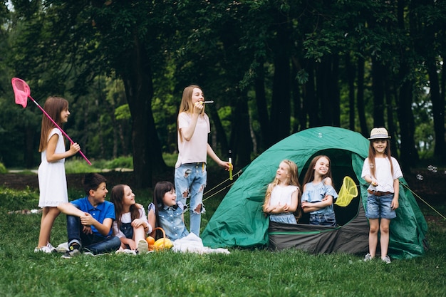 Grupo De Adolescentes Acampando En El Bosque Foto Gratis