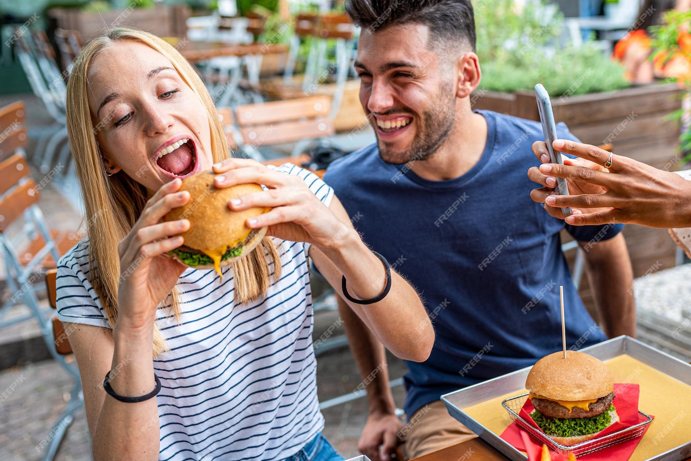 Grupo De Amigos Divirtiéndose Mientras Comen En Comida Rápida Gente Feliz Sonriendo Y Riendo En 7060