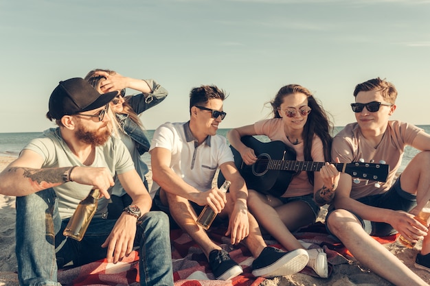 Grupo De Amigos Divirtiéndose En La Playa Foto Premium 1165