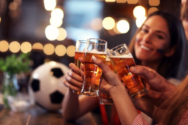 Grupo De Amigos Viendo El Partido De Fútbol En El Pub Foto Premium 