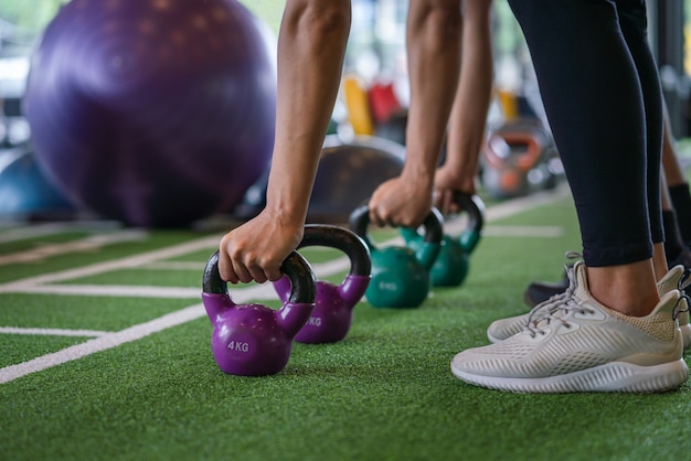 Grupo de entrenamiento atlético de hombre y mujer joven y ...