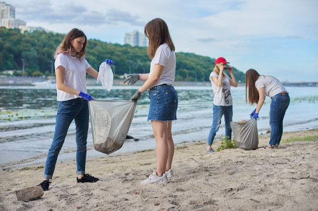 Grupo De Estudiantes Con Profesor En La Naturaleza Haciendo Limpieza De