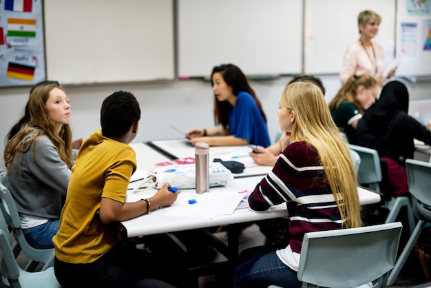 Un Grupo De Estudiantes Trabajando Juntos Foto Premium