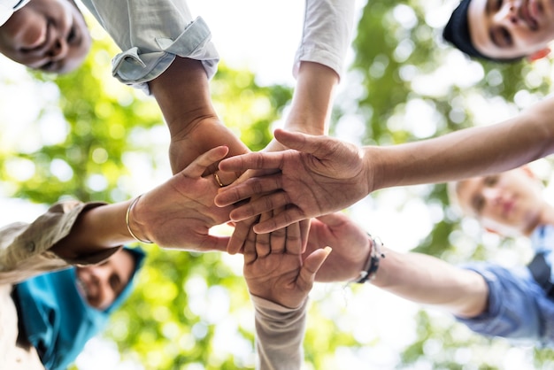 Grupo de jóvenes diversos con trabajo en equipo se unieron Foto Premium