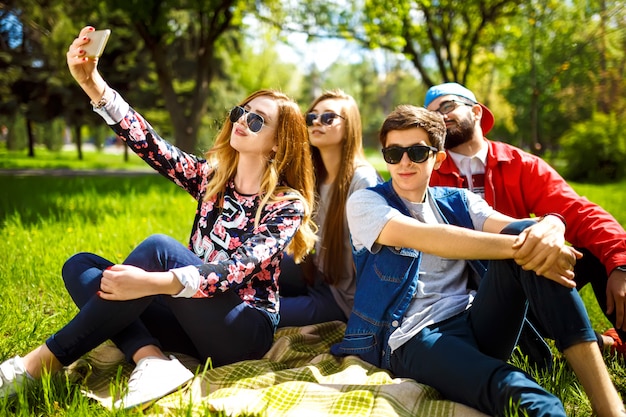 Grupo De J Venes Que Se Divierten Al Aire Libre Caras Sonrientes Buen Estado De Nimo Estilo