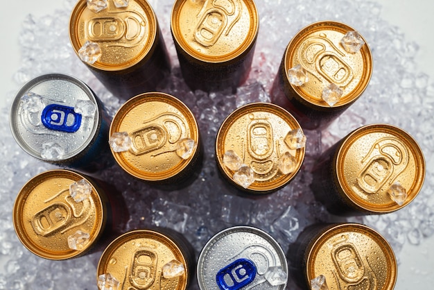 Grupo de latas de aluminio en hielo bebida fría Foto Premium