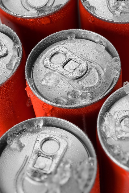 Grupo De Latas De Refresco De Aluminio Rojo En Hielo Con Gotas De Agua