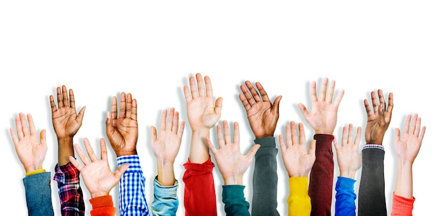 Grupo de manos diversas multiétnicas levantadas Foto gratis