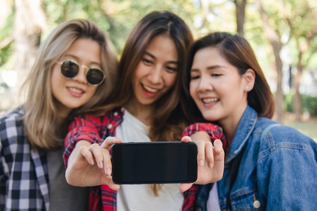 Grupo De Mujeres Asiáticas Que Usan Un Teléfono Inteligente Tomando Selfie Mientras Viajan En El 