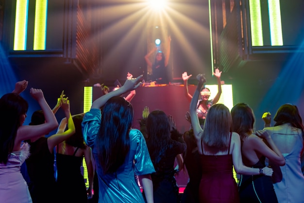 Grupo De Personas Bailan En La Discoteca Al Ritmo De La Música De Dj En