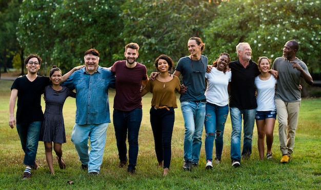 Grupo de personas de la felicidad apiñándose y sonriendo juntos ...