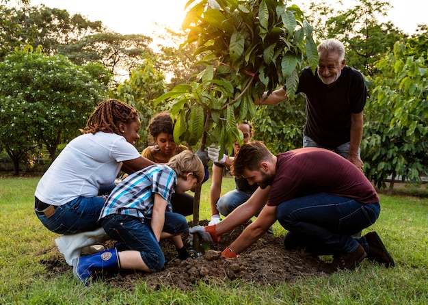 Grupo De Personas Plantar Un árbol Juntos Al Aire Libre Foto Premium 2685