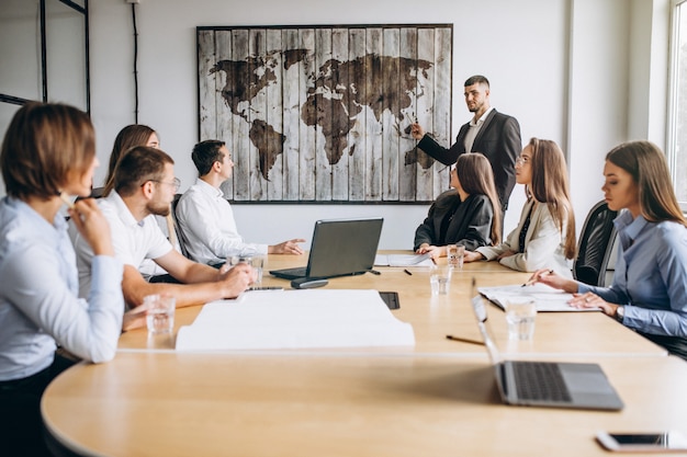 Grupo De Personas Trabajando En Un Plan De Negocios En Una Oficina