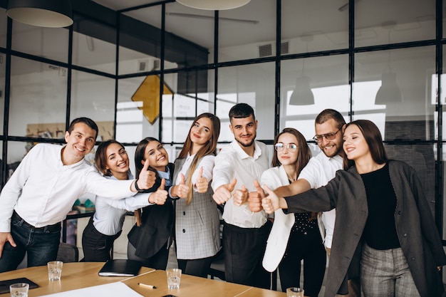 Grupo de personas trabajando en un plan de negocios en una oficina Foto gratis