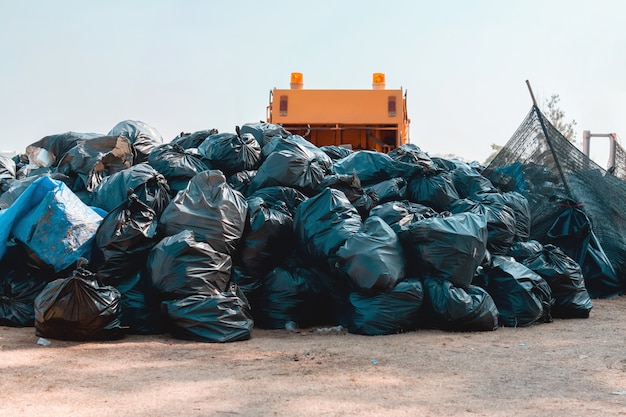 Grupo De Pila De Bolsas De Basura En El Parque Para El Reciclaje Foto Premium