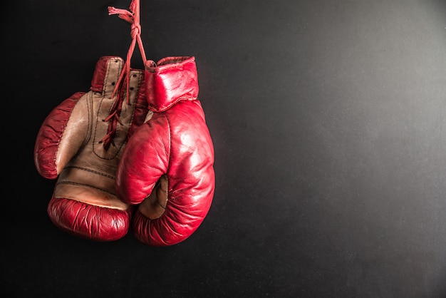 Guantes De Boxeo Aislados En Fondo Oscuro | Foto Premium