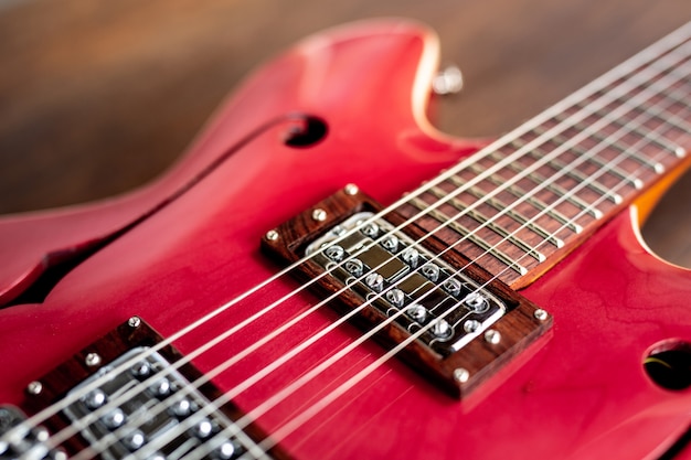 Guitarra eléctrica roja sobre suelo de madera Foto gratis