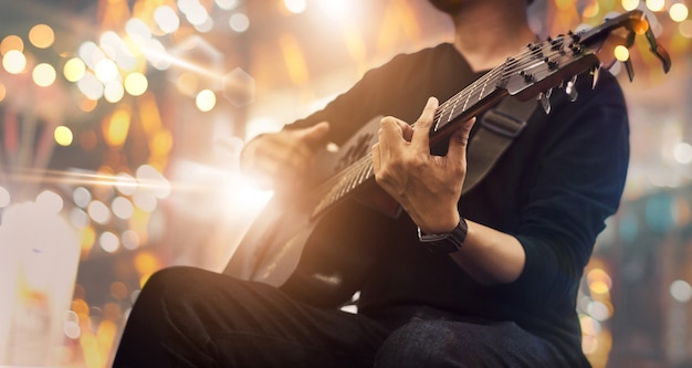 Guitarrista en el escenario y canta en un concierto. Foto Premium