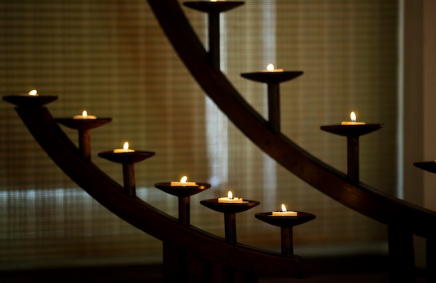 Habitación oscura con velas encendidas | Foto Gratis