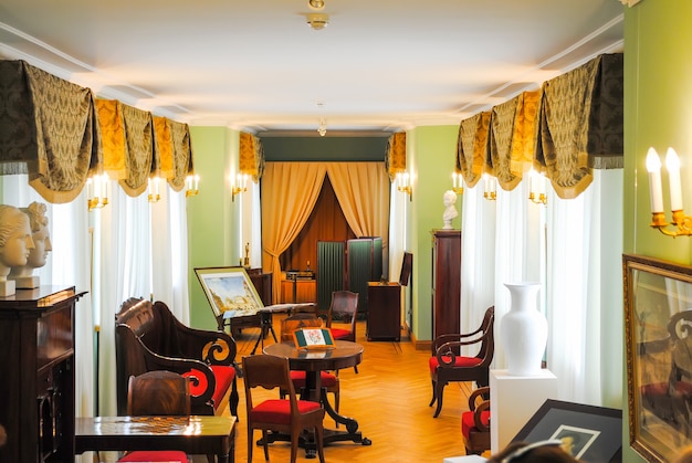 Habitación victoriana con muebles. | Foto Premium