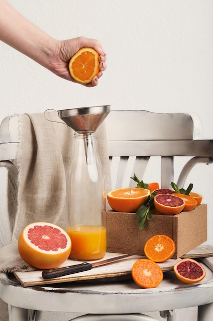 Haciendo jugo de naranja naturaleza muerta composición con varios