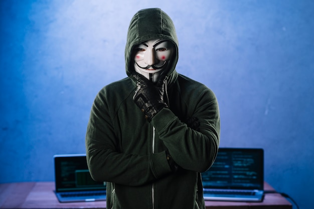 Hacker con máscara de anonymous | Foto Gratis