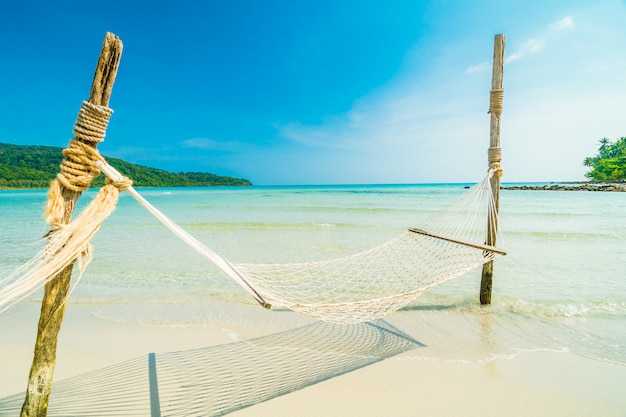 Hamaca con hermosa naturaleza playa tropical. - Foto Gratis