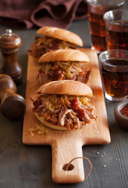 Hamburguesa De Cerdo Desmenuzada Casera Con Cebolla Caramelizada Y