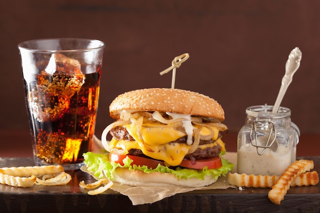 Hamburguesa Doble Con Tomate Y Cebolla Foto Premium