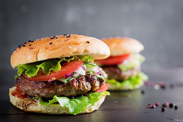 Hamburguesas Con Ternera Tomate Cebolla Morada Y Lechuga Foto Gratis