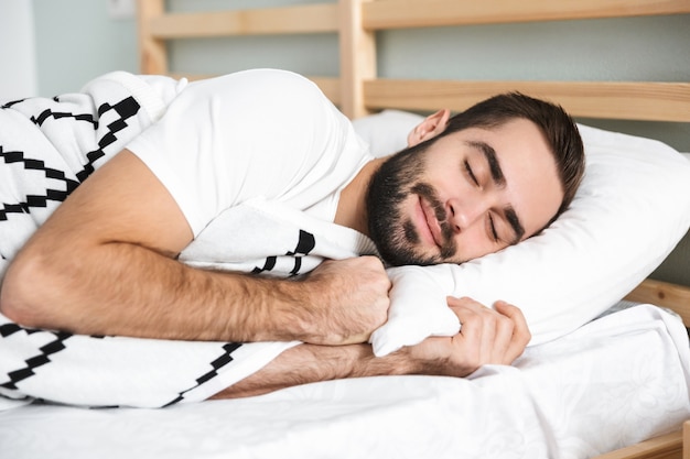 Handsonme Hombre Sonriente Durmiendo Sobre Una Almohada En La Cama ...