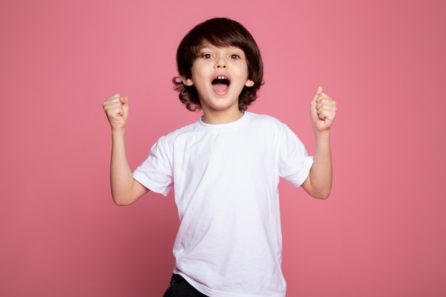 niño camiseta blanca