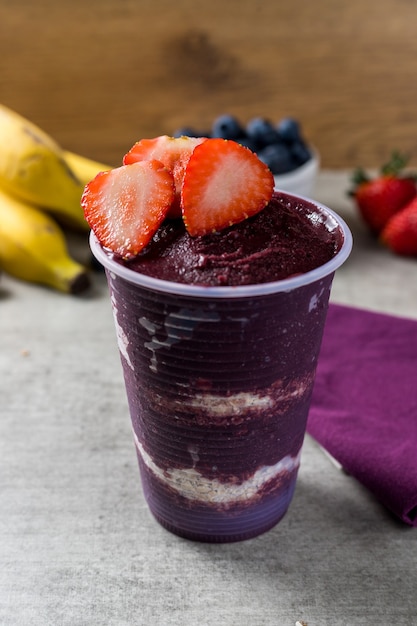 Helado Brasileño Congelado Y De Acai Berry En Un Vaso De Plástico Con ...