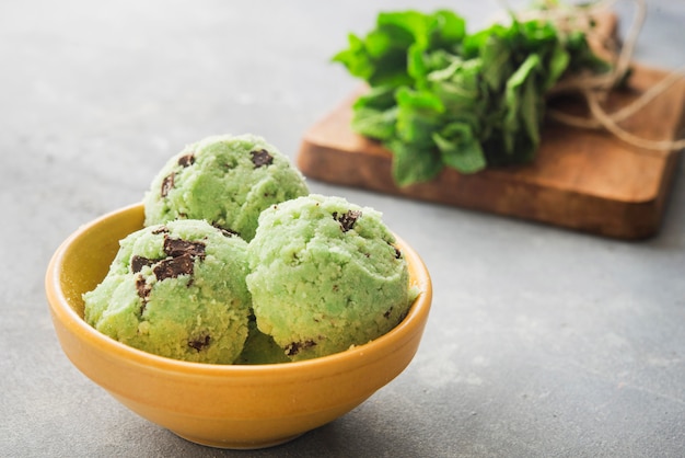 Helado Con Menta Y Chispas De Chocolate Foto Premium