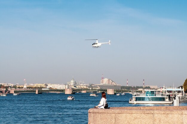 Helicoptero Blanco De La Administracion De La Ciudad Sobre El Rio Neva En San Petersburgo Foto Premium