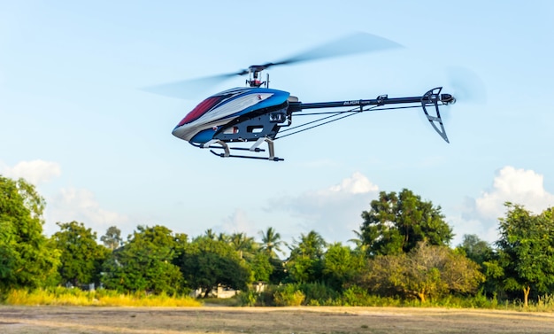un helicóptero a control remoto