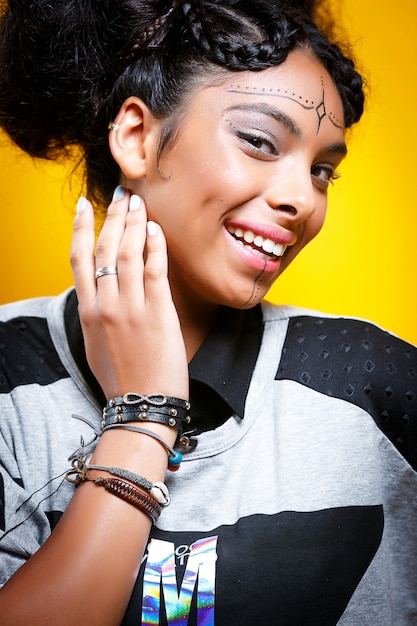 Hermosa Chica Afroamericana Con Un Peinado Afro Sonriendo Foto Premium