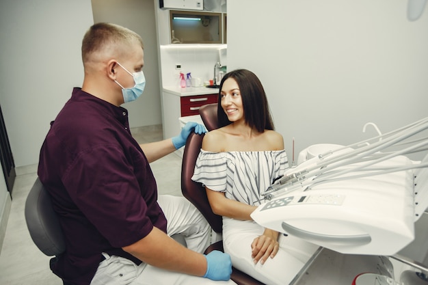 Hermosa chica en un dentista | Foto Gratis