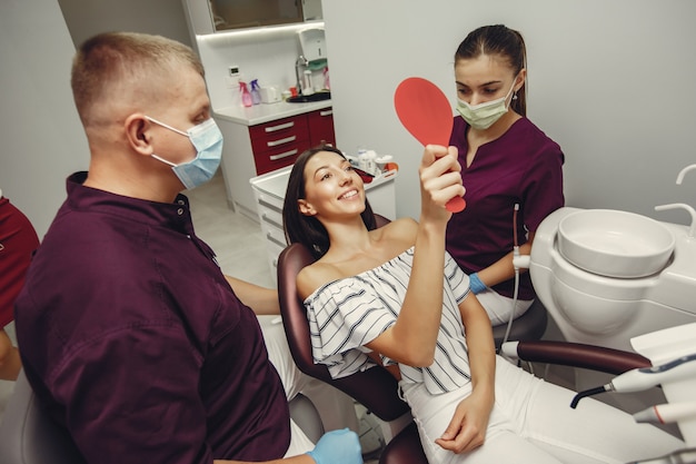 Hermosa chica en un dentista | Foto Gratis