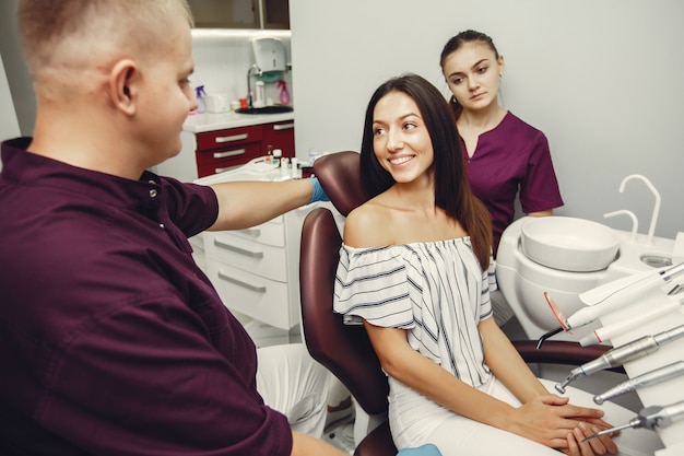 Hermosa chica en un dentista | Foto Gratis