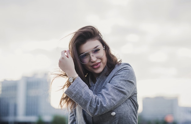 Hermosa Chica En Gafas Posando Al Aire Libre Foto Premium