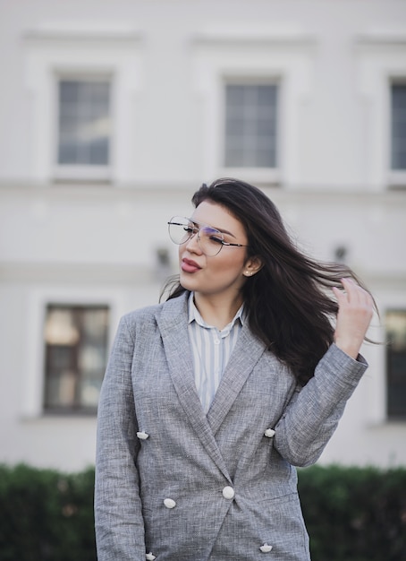 Hermosa Chica En Gafas Posando Al Aire Libre