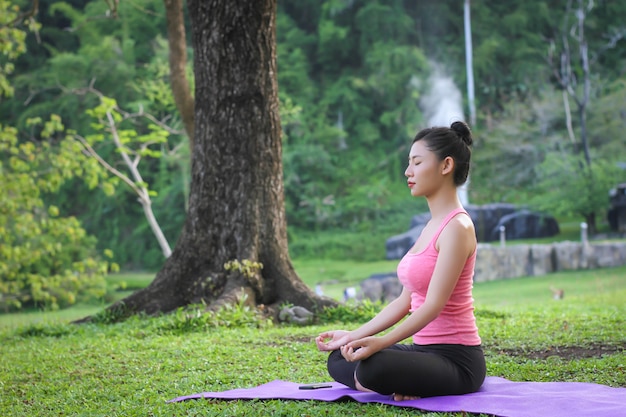 Resultado de imagen para yoga en el parque