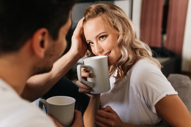 Hermosa Chica Rubia Enamorada Mirando A Su Novio Y Tomando Café De La