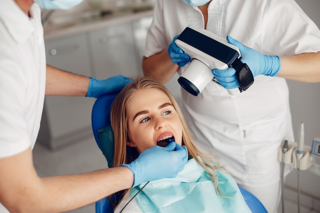 Hermosa chica sentada en la oficina del dentista | Foto Gratis