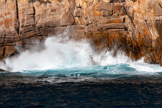 Hermosa Foto De Fuertes Olas Del Mar Golpeando El Acantilado Foto Gratis